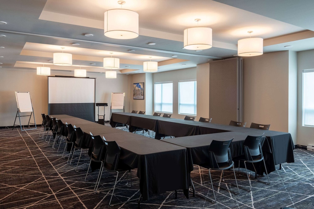 Microtel Inn & Suites Montreal Airport-Dorval QC 24/35