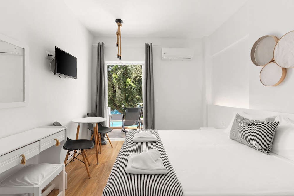 JUNIOR SUITE SHARING POOL