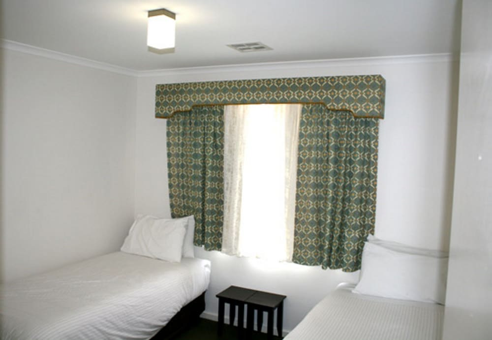 Grand Manor Motor Inn 12/32