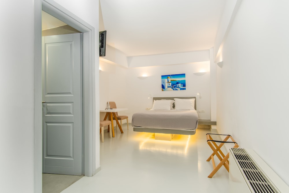 Central Fira Hotel 55/62