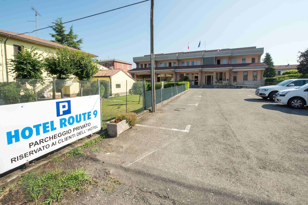 HOTEL ROUTE 9 42/50