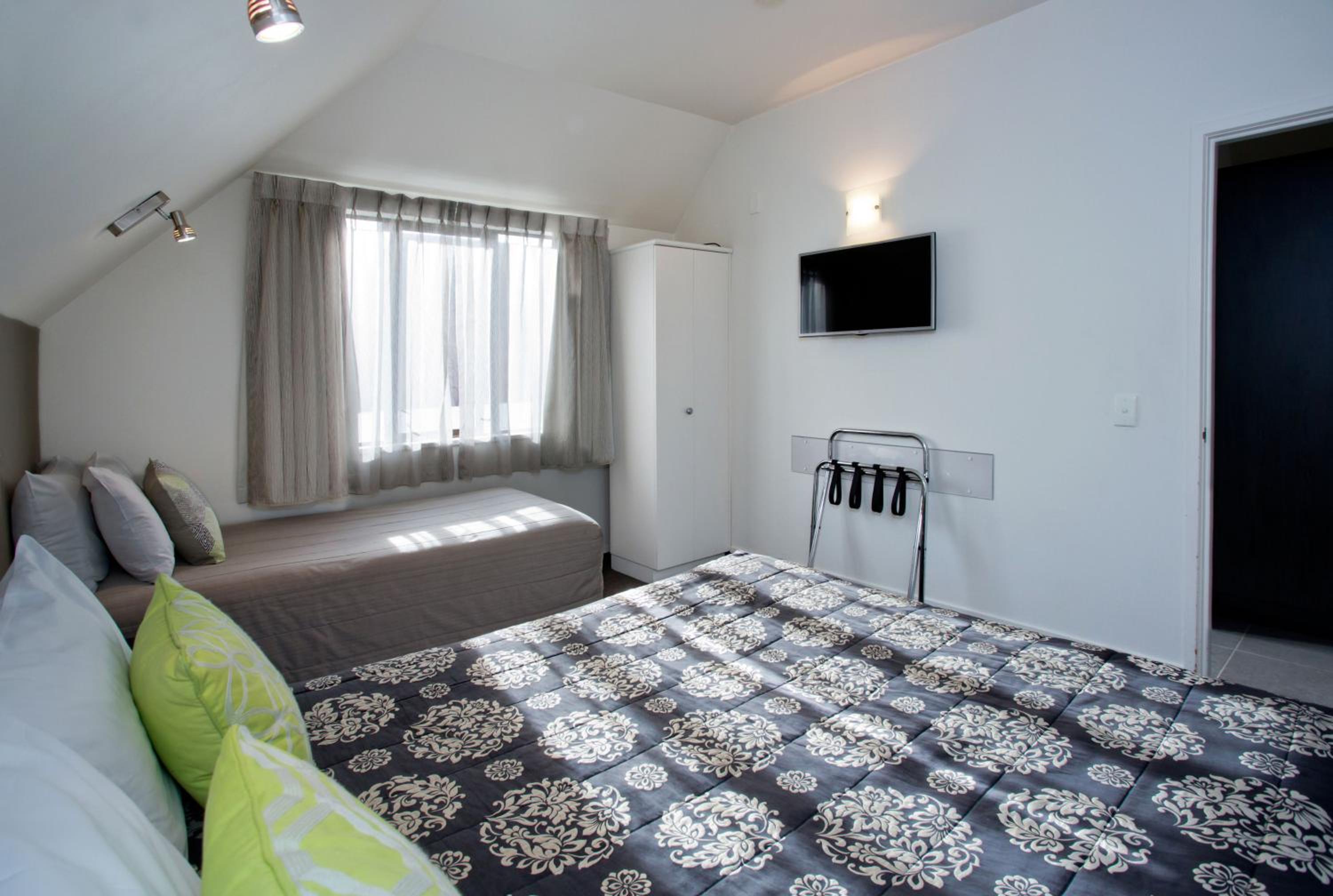 شقة كبيرة بسرير مزدوج وسريرين منفصلين بغرفة نوم واحدة، Cable Court Motel 9/10