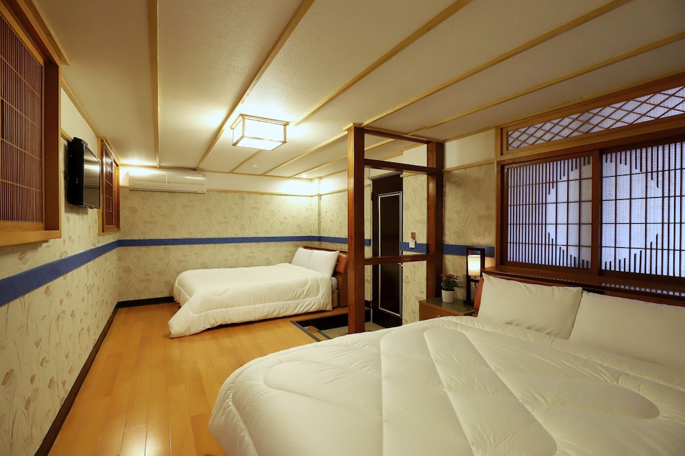 STANDARD, QUADRUPLE, 2 DOUBLE BEDS
