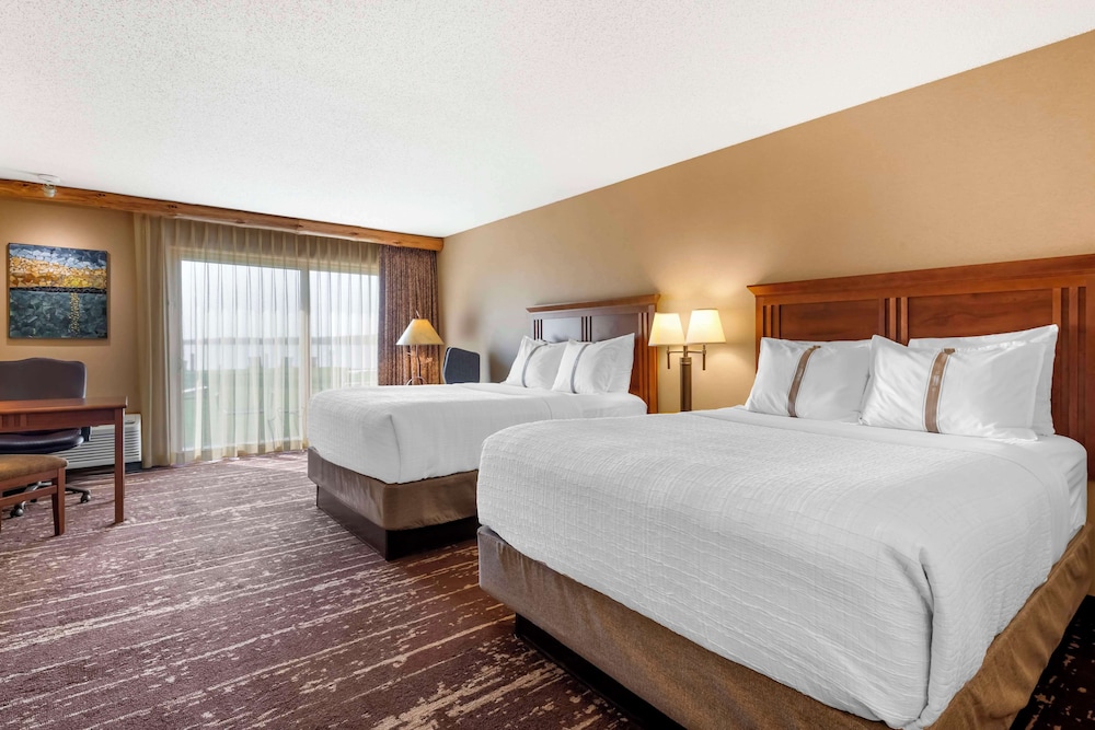 Standard, 2 Queen Beds, Lake Side, Balcony