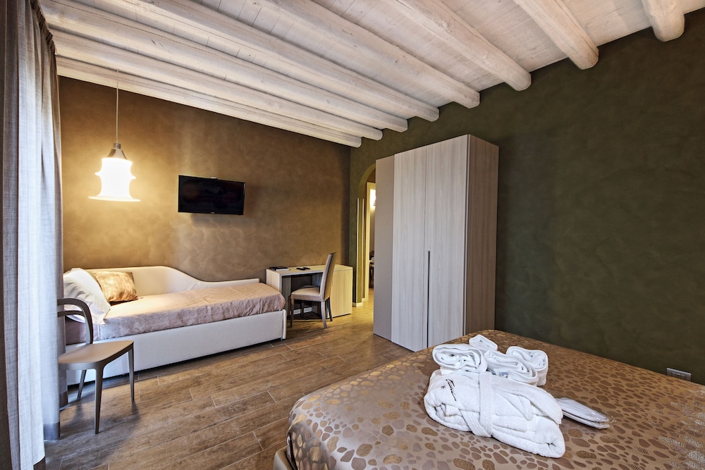 ROOM, TRIPLE