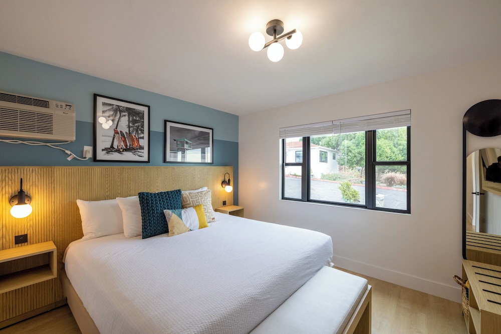 Tides Oceanview Inn & Cottages 20/50