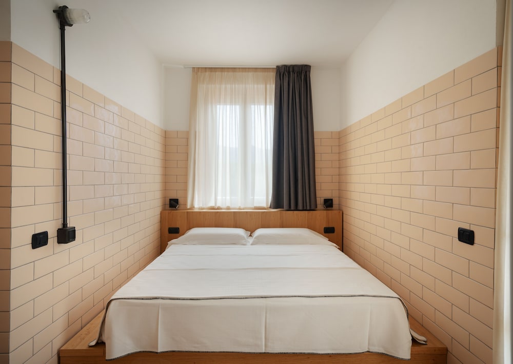 suite, balcony