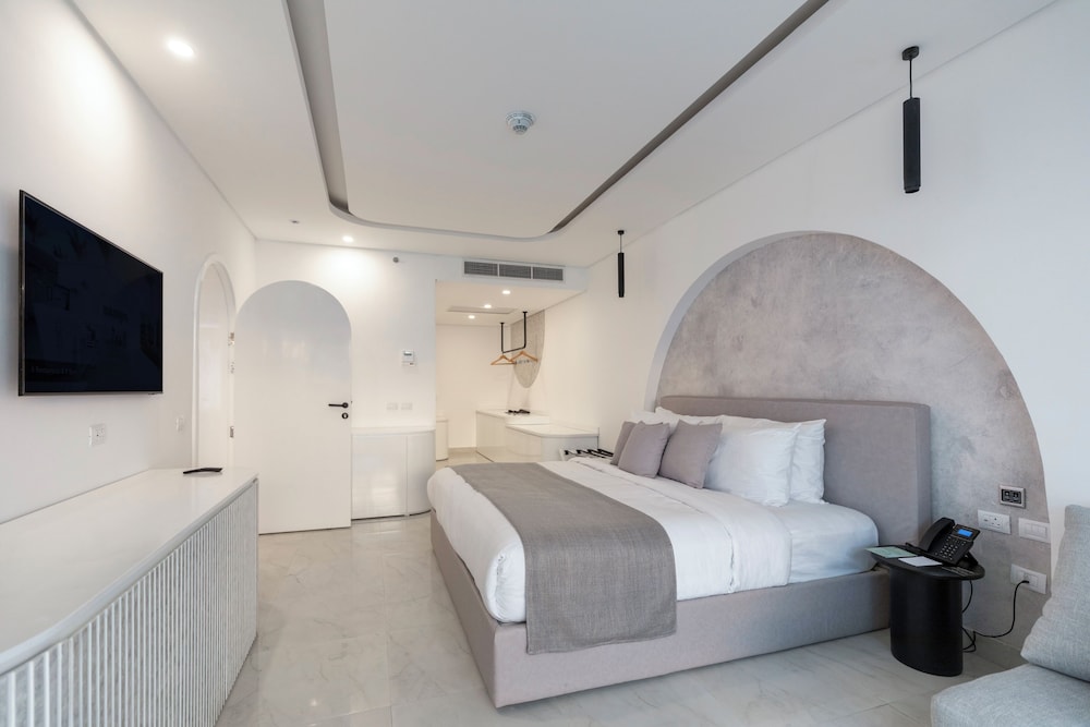 EXECUTIVE POOL SUITE (POSH CLUB)