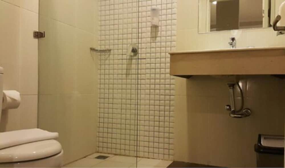 WHIZ PRIME HOTEL DARMO HARAPAN SURABAYA 24/26