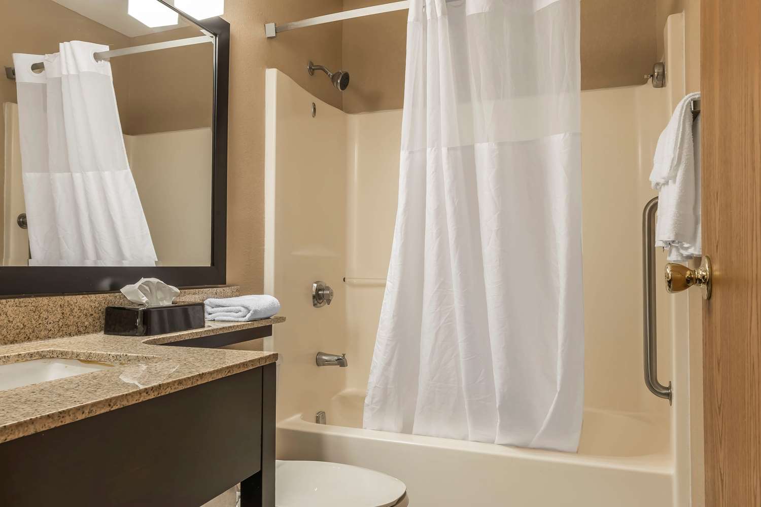 Quality Inn & Suites Pittsburgh Harmarville 16/17