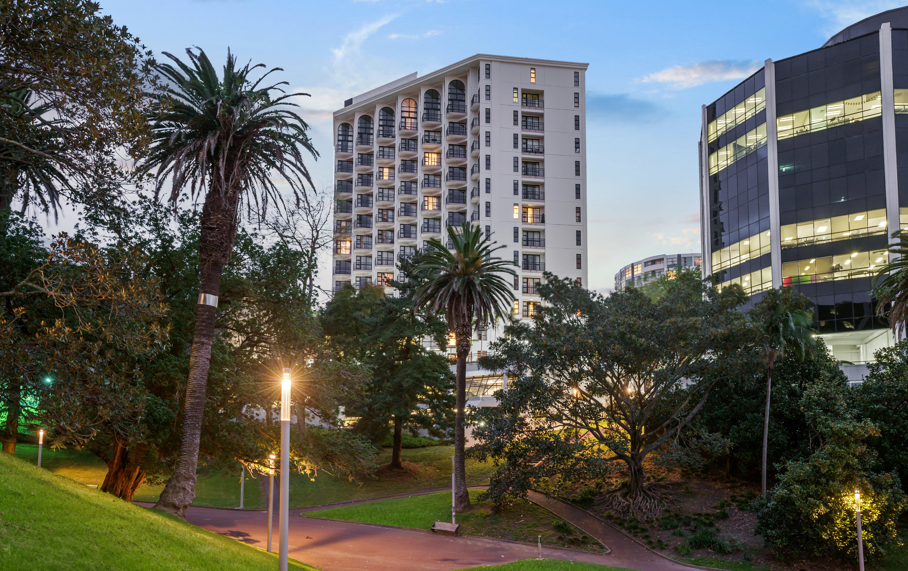 Parkside Hotel and Apartments 68/74