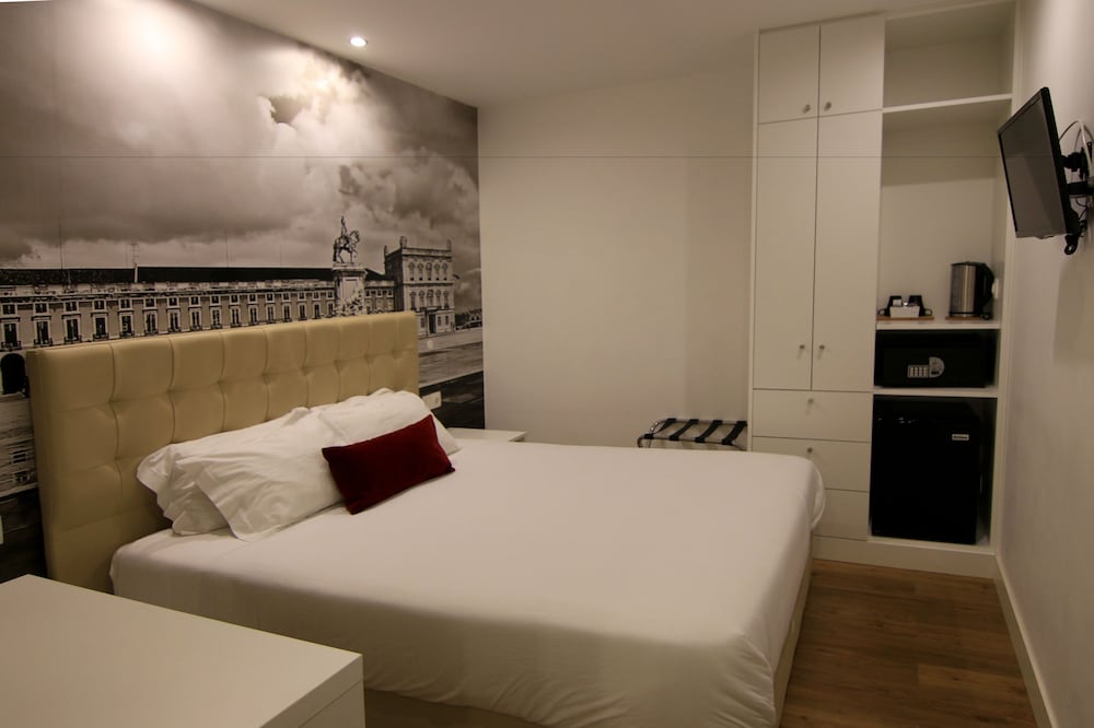 ROOM, DOUBLE BED