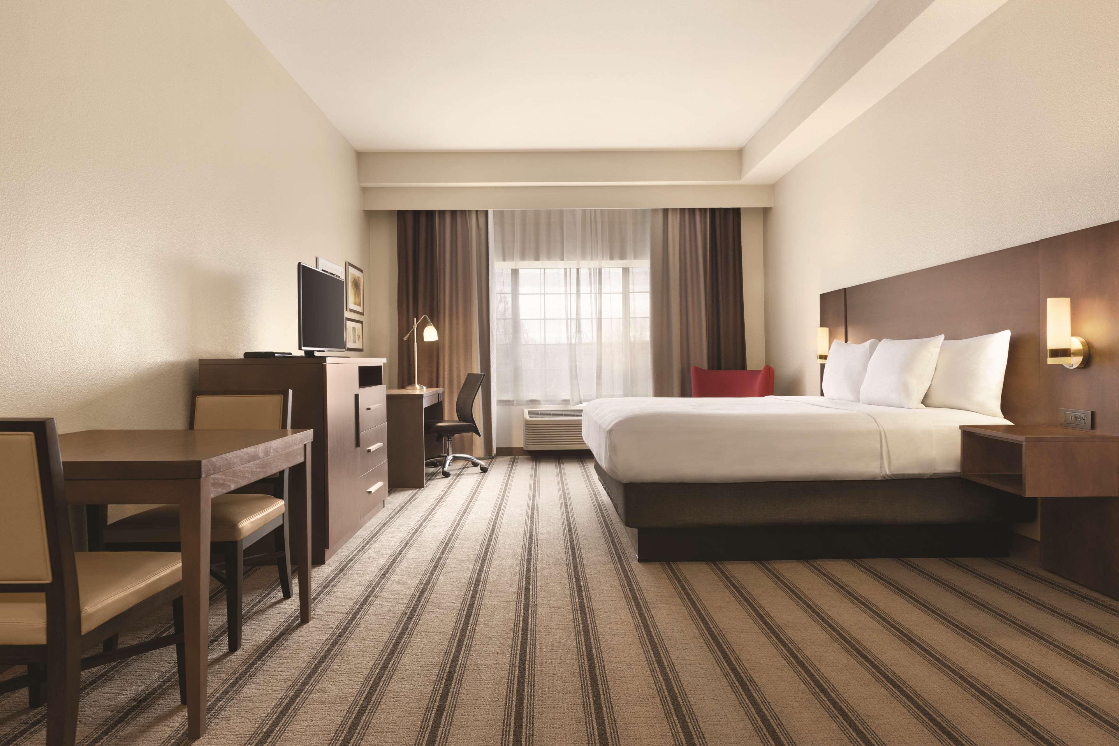 SUITE, KING BED