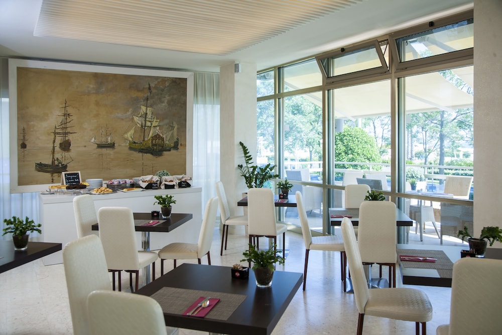 Hotel Mon Cheri 58/73