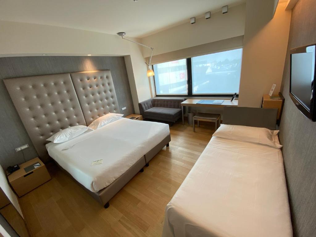 Standard, Triple, 1 King and 1 Single Beds