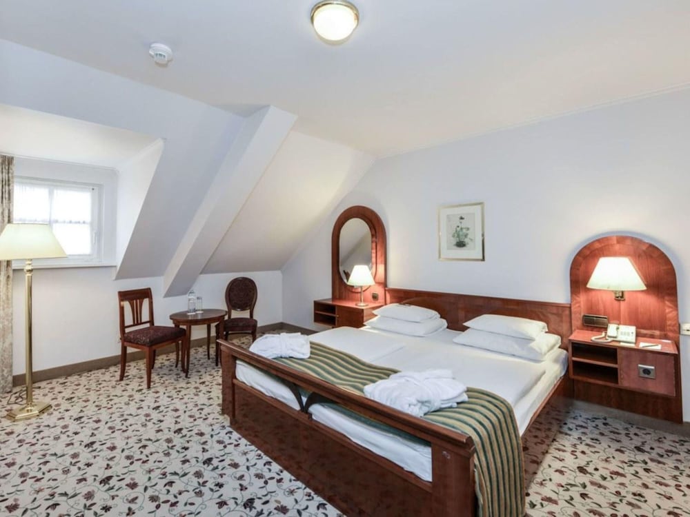 Mezzanine, Family Suite, Medium, 1 Double and 1 Single Bed