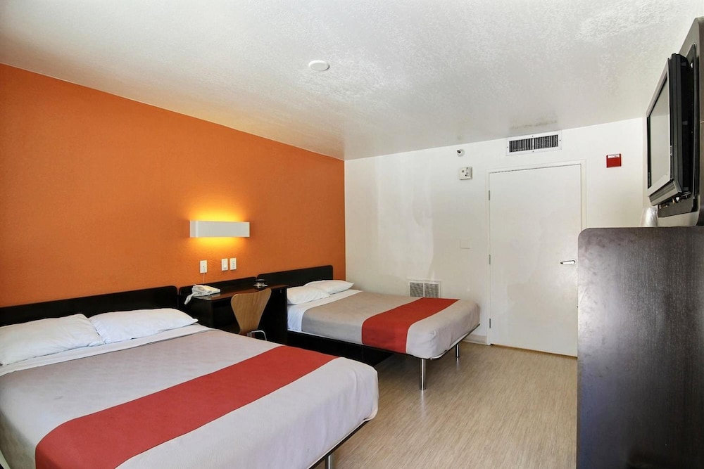 Motel6 Carpinteria CA Santa Barbara South 18/62