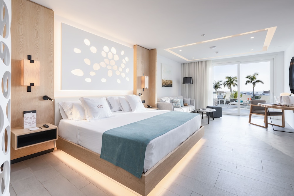 Junior Suite, King Bed, Outdoor Jetted Tub