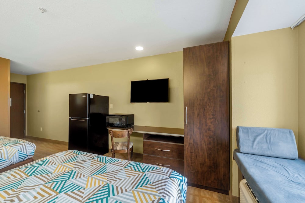 Microtel Inn And Suites Breaux Bridge 32/49