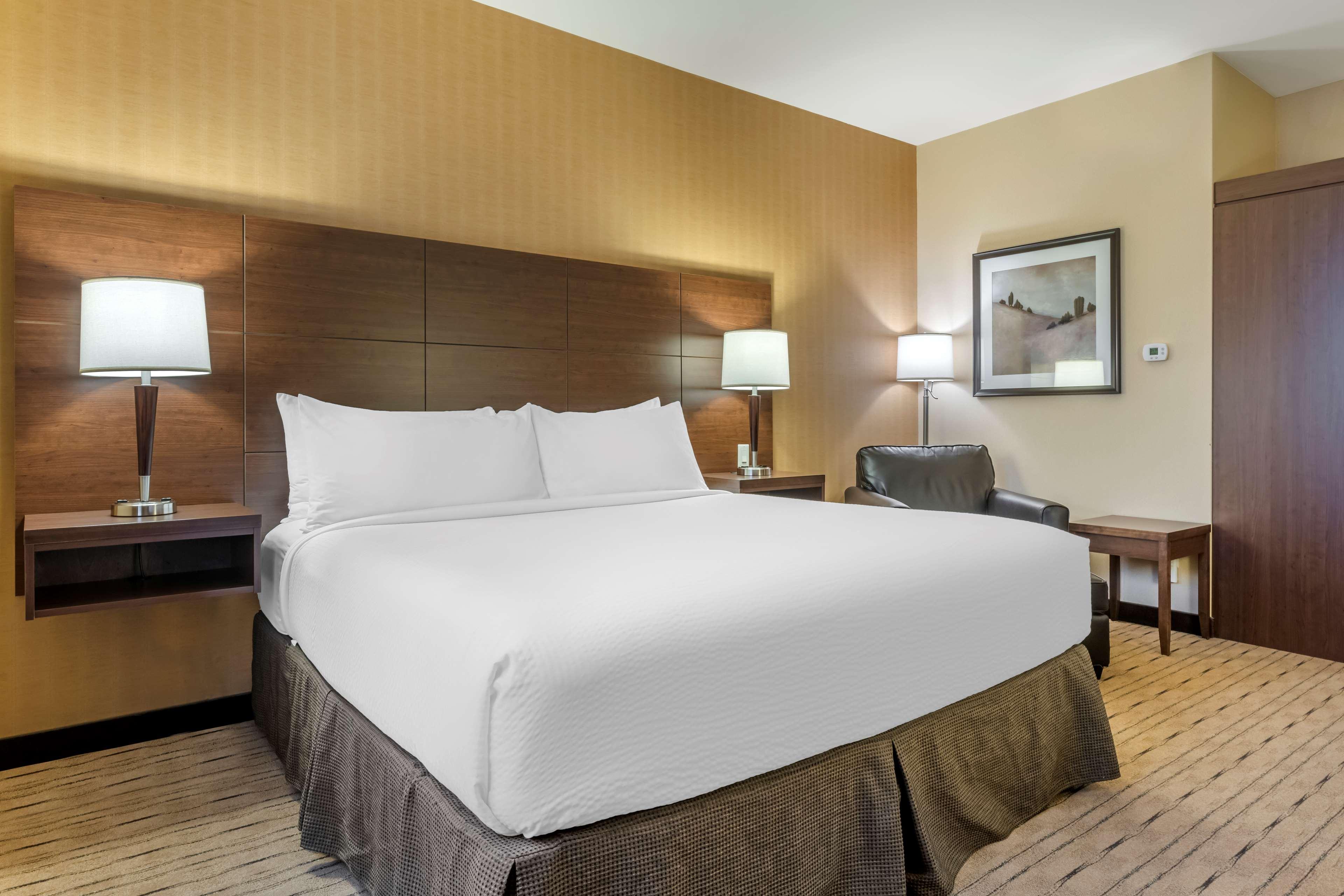 جناح بسرير كينج، Best Western Plus Bathurst Hotel Suites 2/5