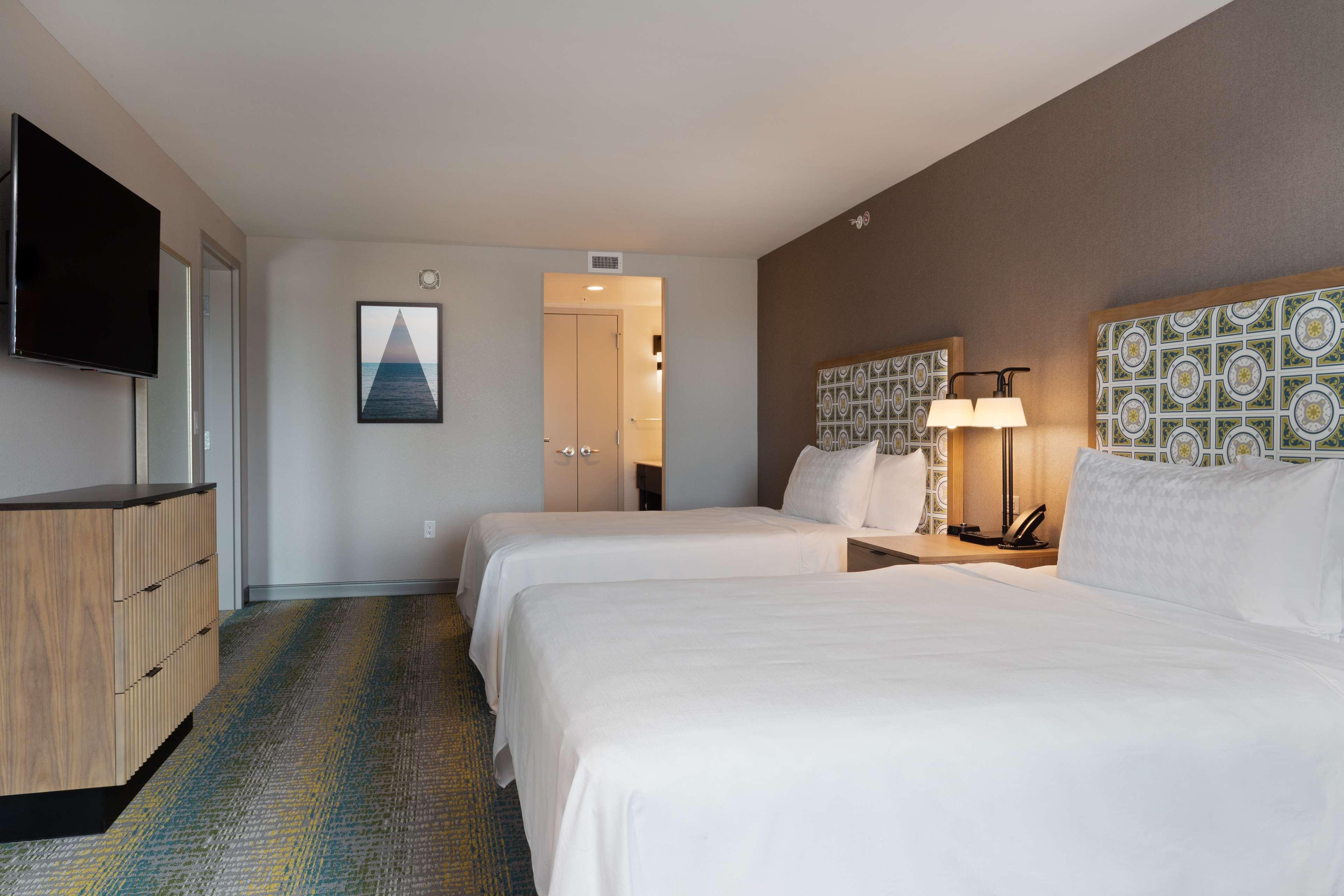 Suite, Queen Bed, Accessible