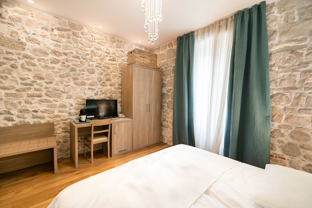 Tifani Luxury Rooms 9/50