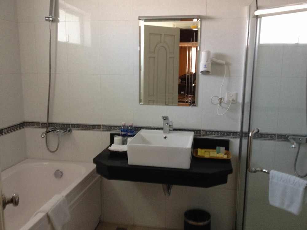 Classic Hoang Long Hotel 12/65