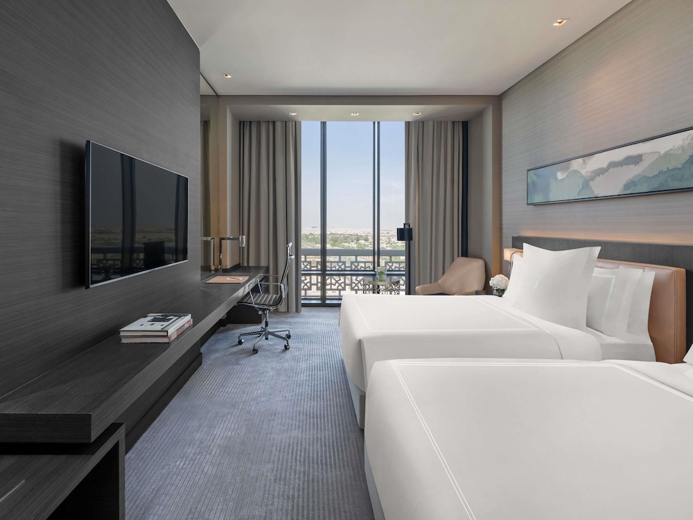 FAIRMONT, 2 QUEEN BEDS