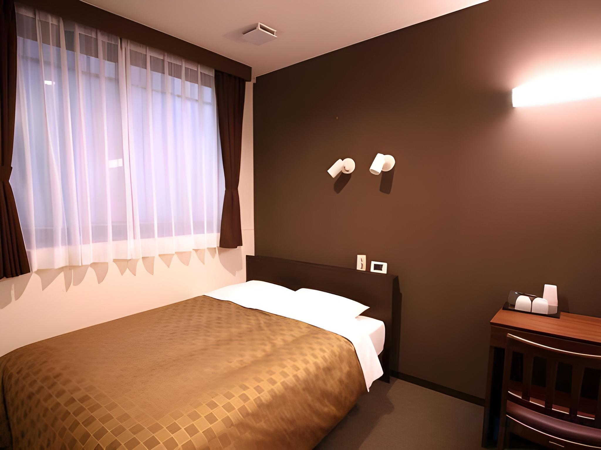ROOM, SINGLE