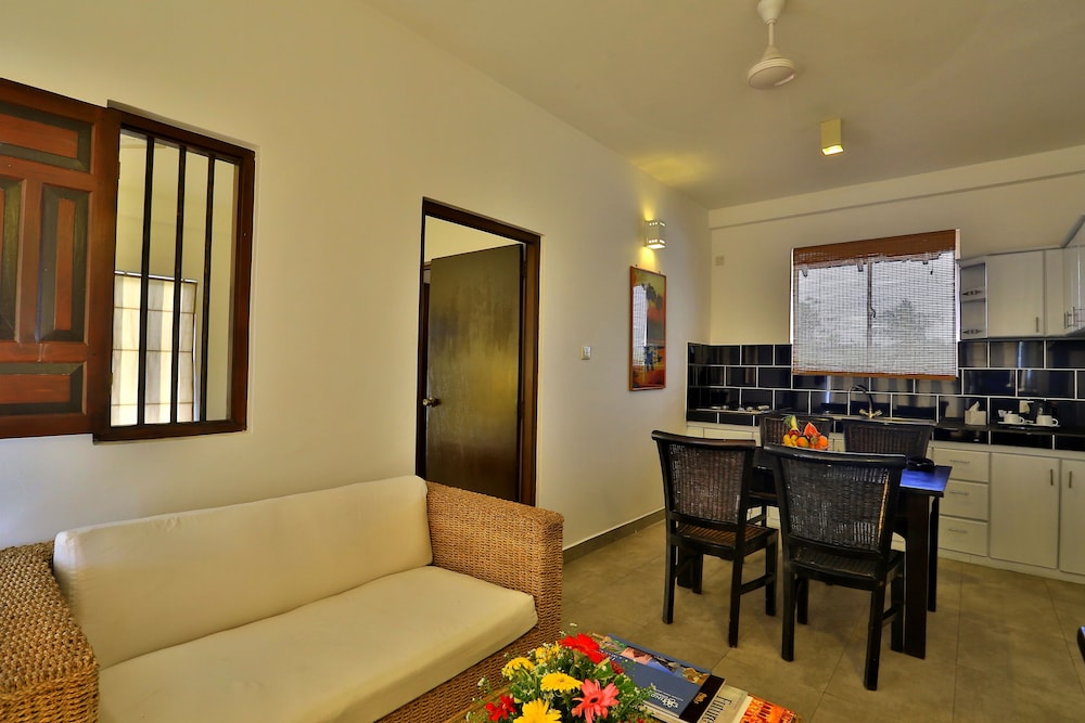 ST. LACHLAN HOTEL AND SUITES 34/64