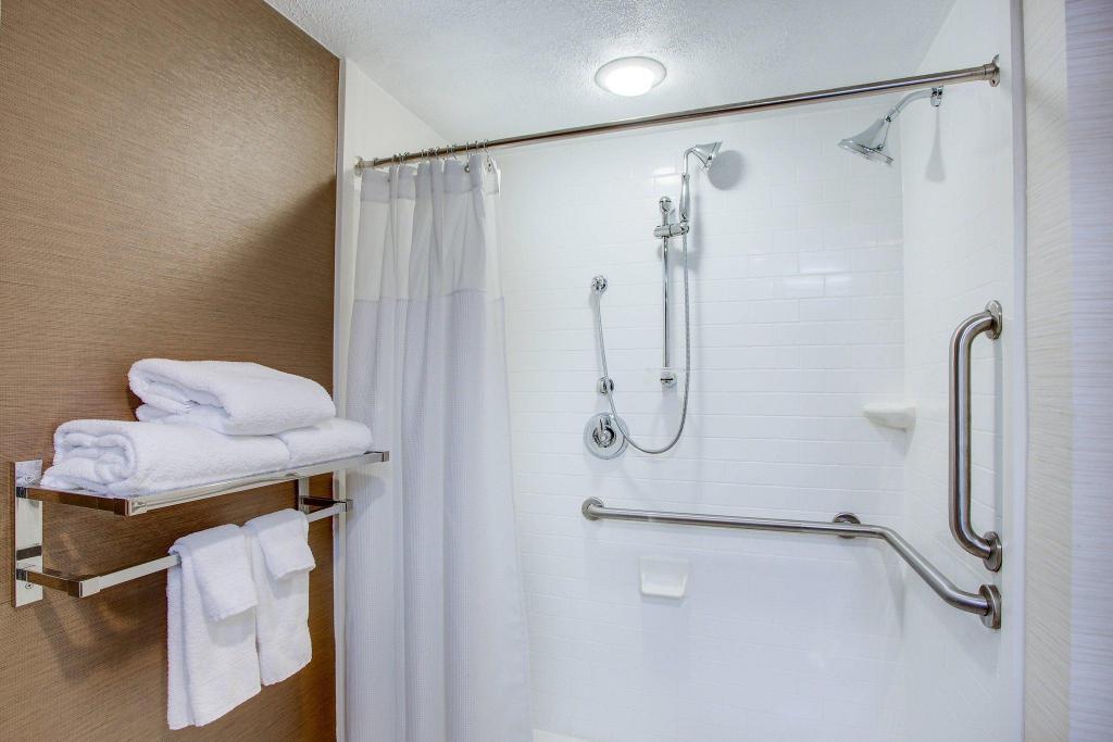 Room, Queen Bed, Bathtub, Accessible, FAIRFIELD INN BY MARRIOTT BURLINGTON WILLISTON 10/10