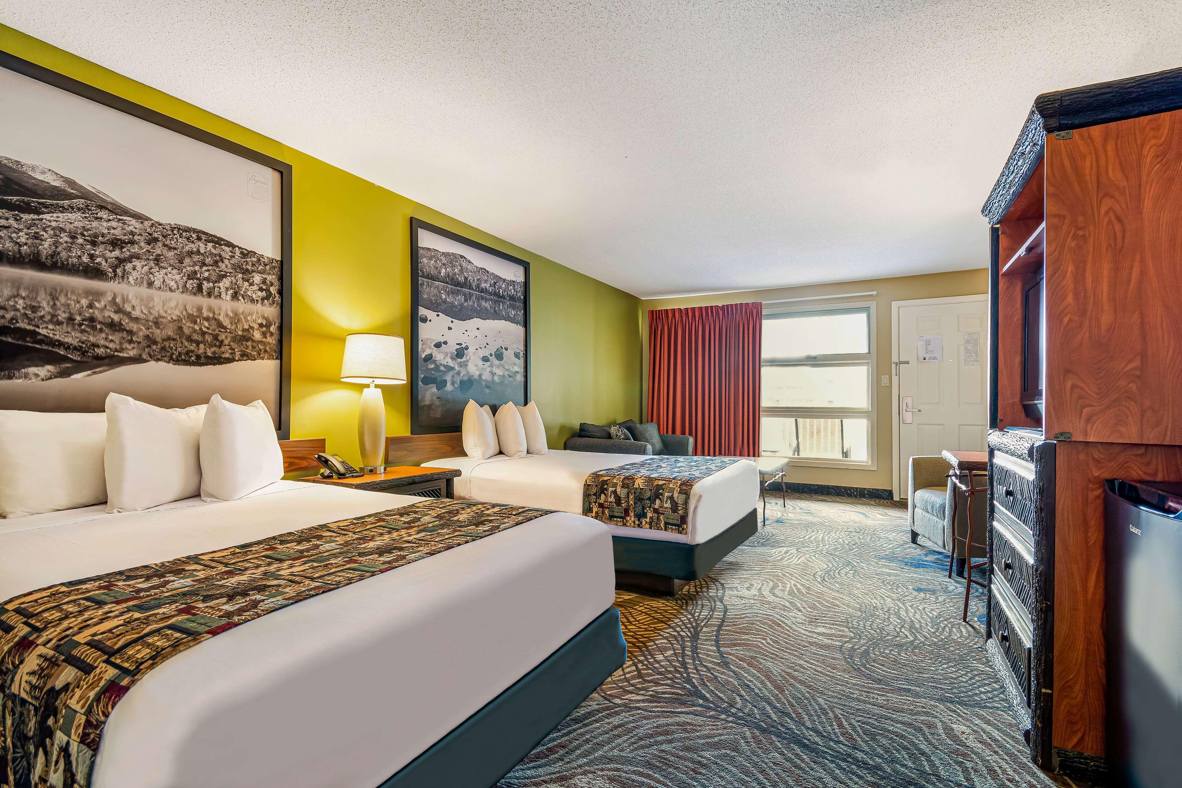 Deluxe, 2 Double Beds, Pool View