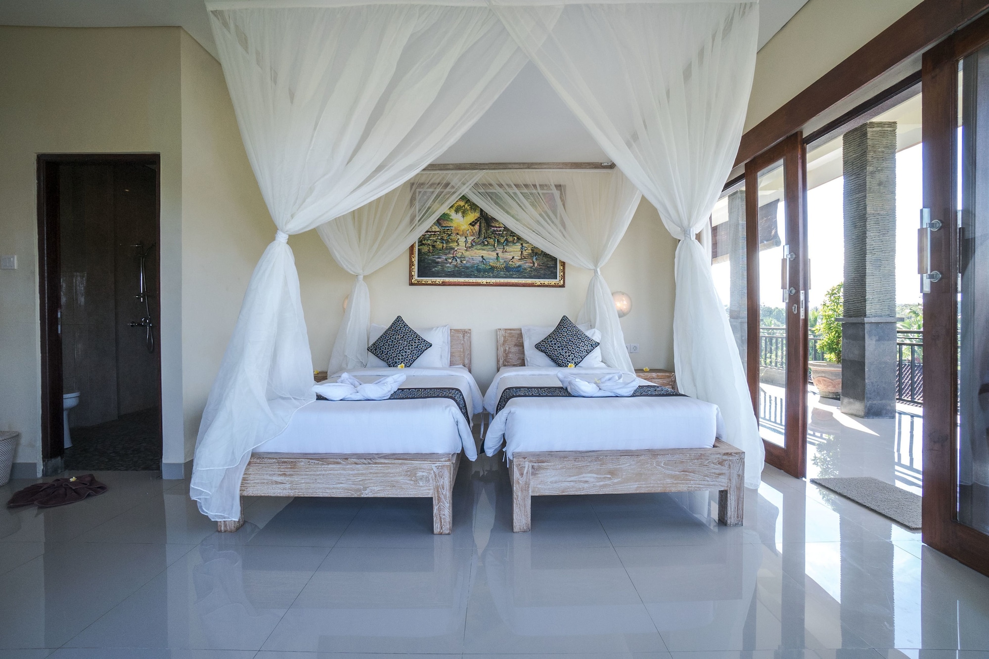DELUXE, DOUBLE OR TWIN BED