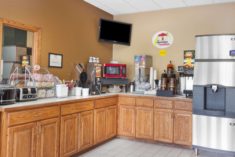 Super 8 by Wyndham Clear Lake 50/58