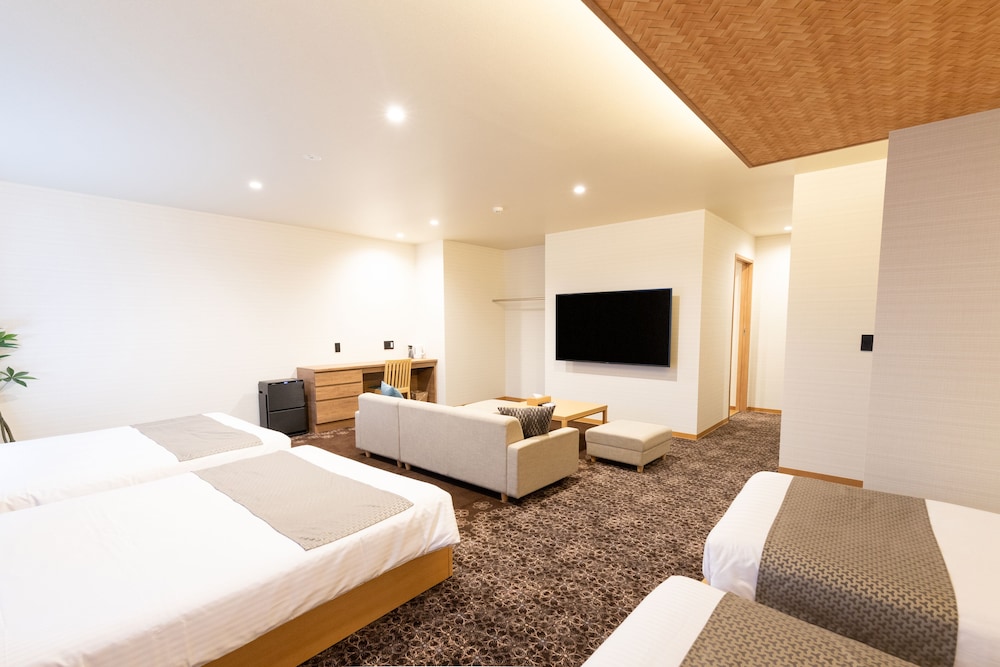 EXECUTIVE, 1 SINGLE AND 3 DOUBLE BEDS
