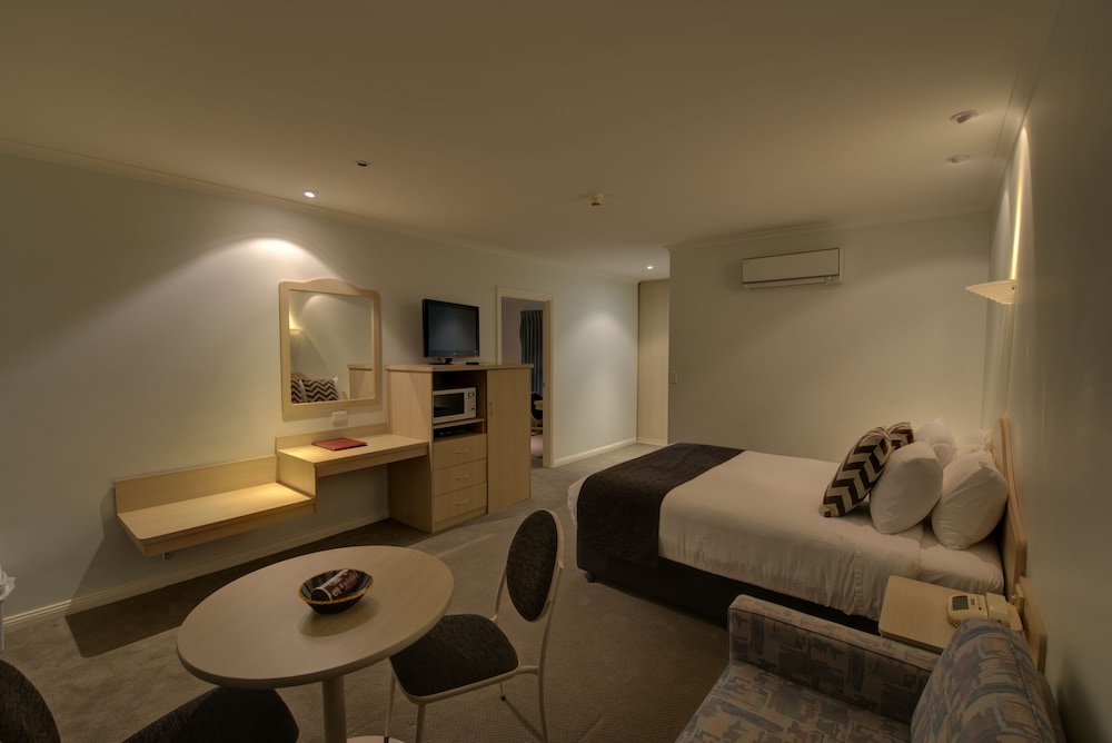 CHARLES RASP MOTOR INN AND COTTAGES 29/56