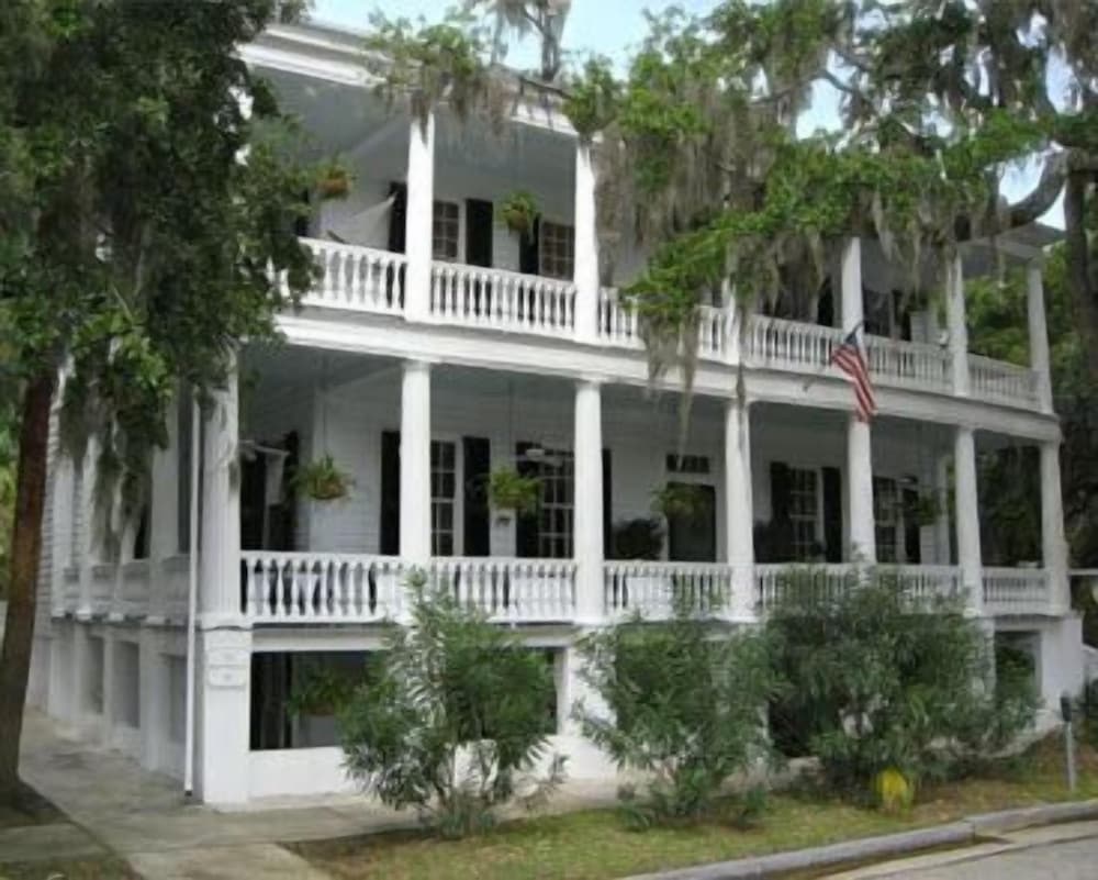 Rhett House Inn 2/50