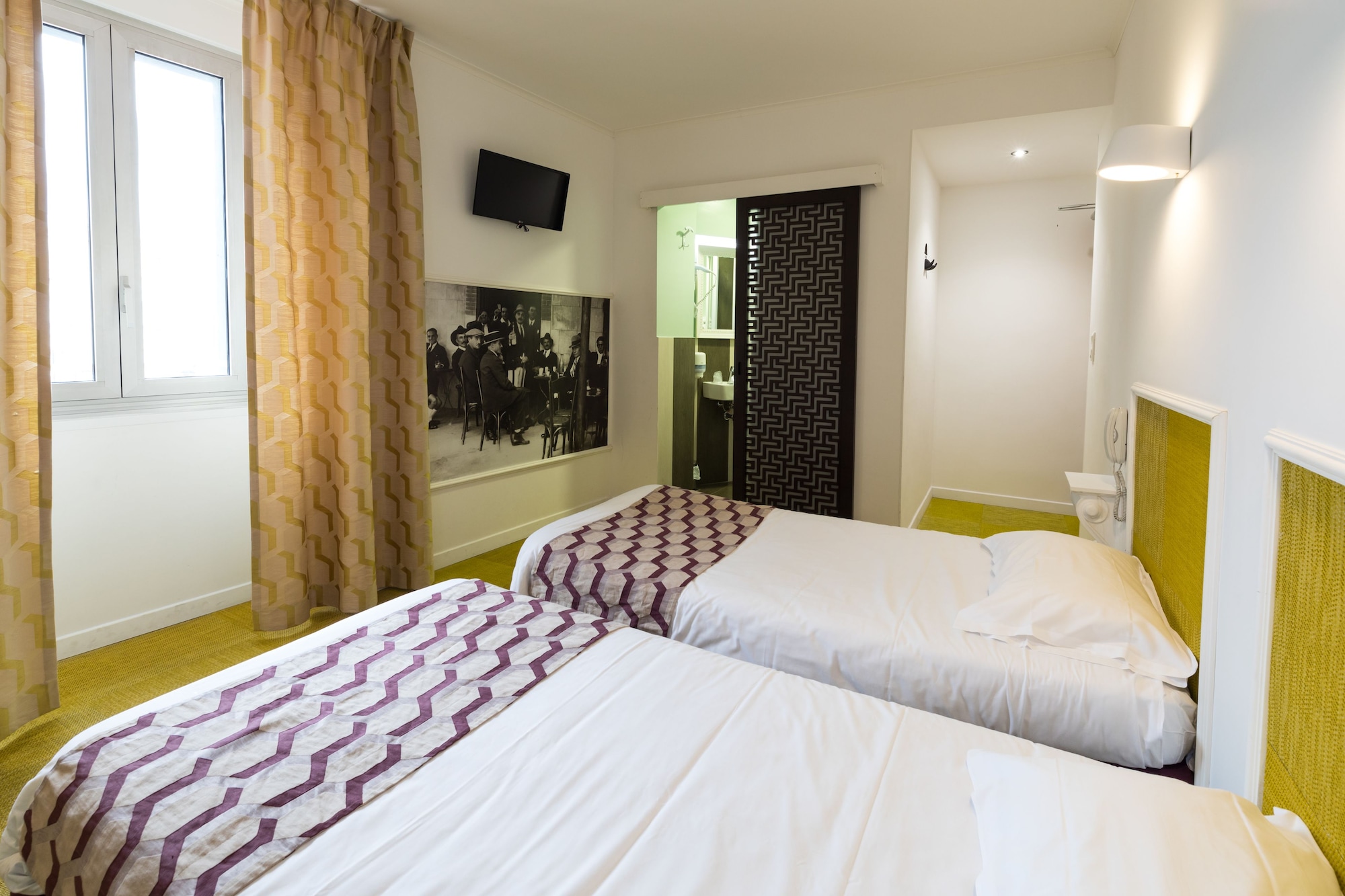 ROOM, TWIN BEDS