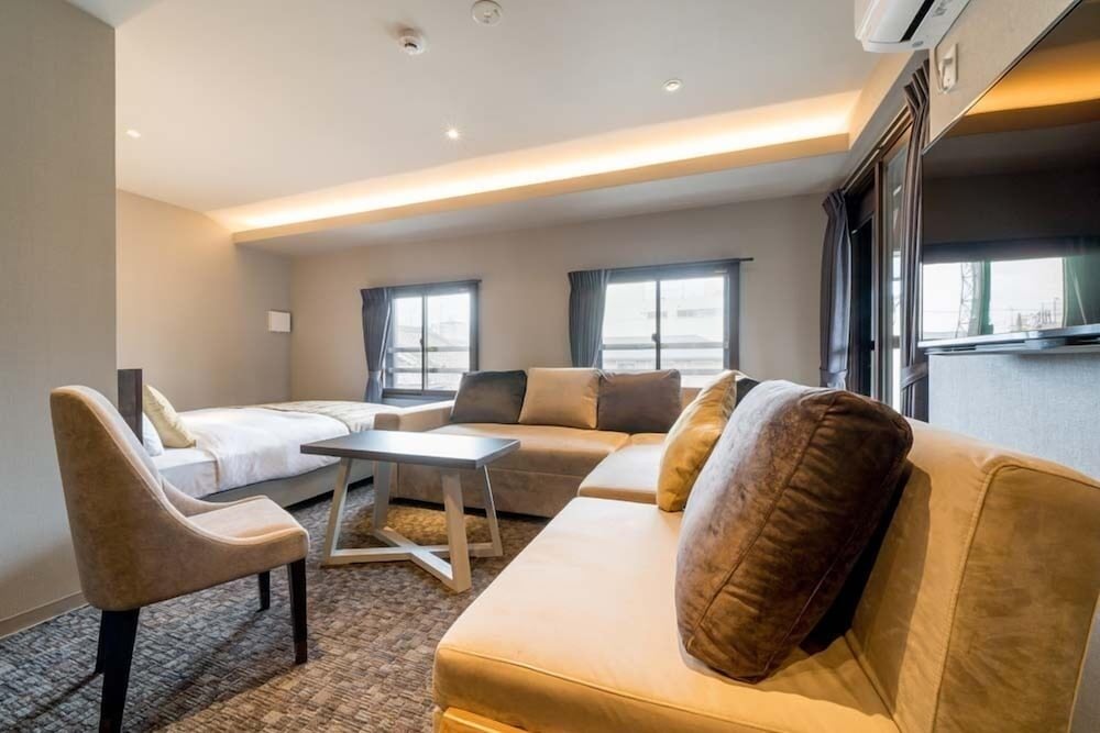 Rinn Sanjo Ohashi East 51/69