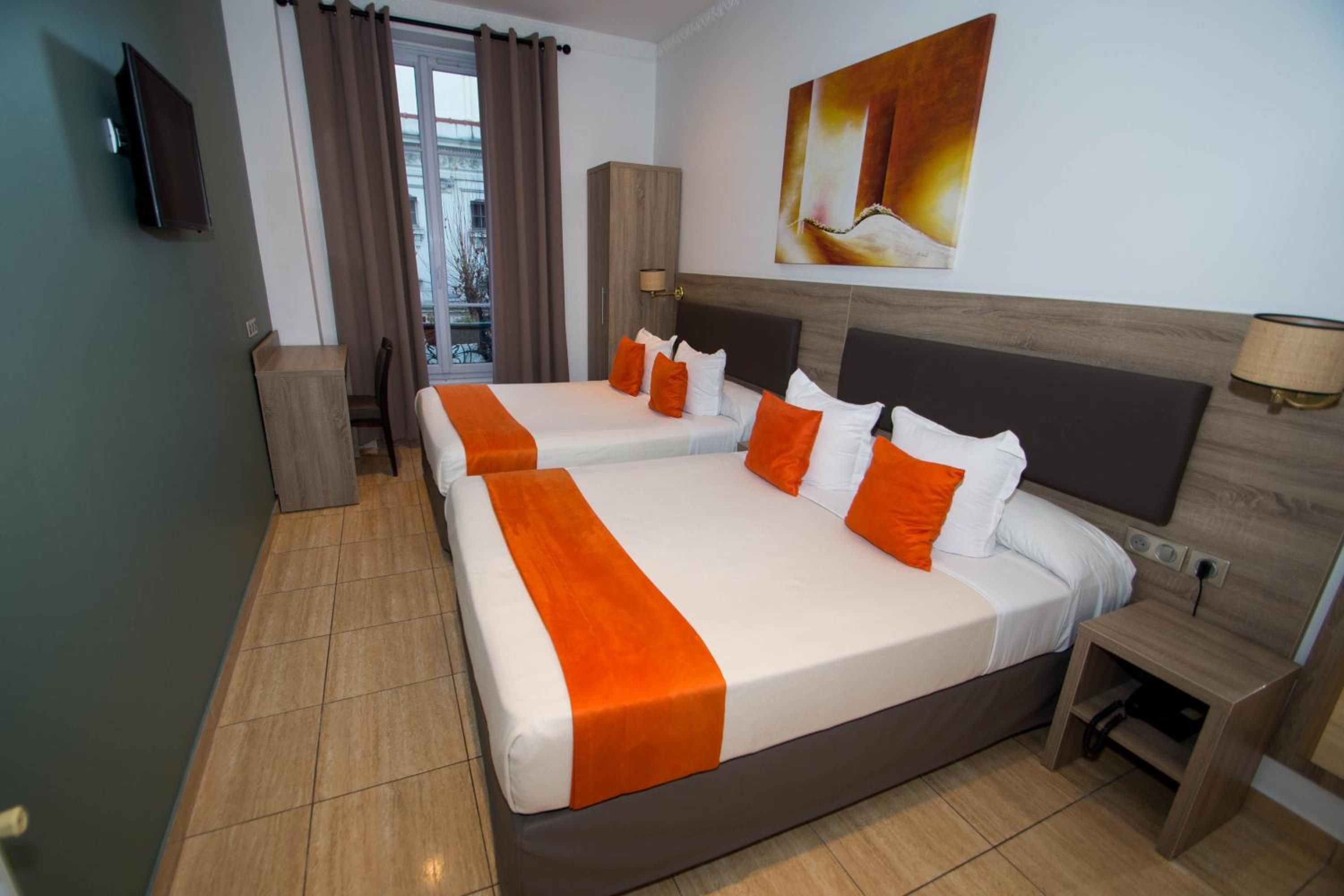 ROOM, QUADRUPLE