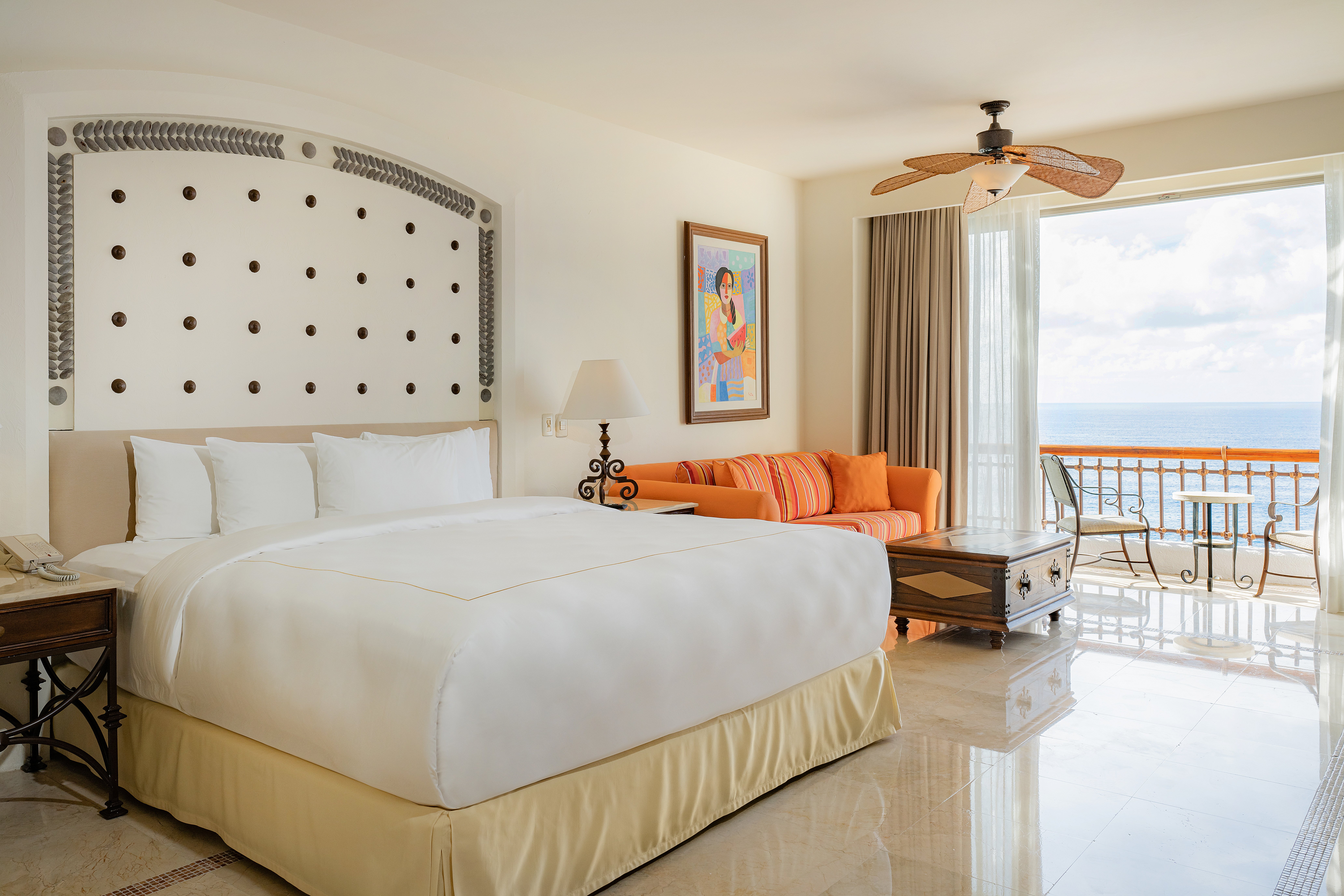 JUNIOR SUITE, KING BED, OCEAN FRONT
