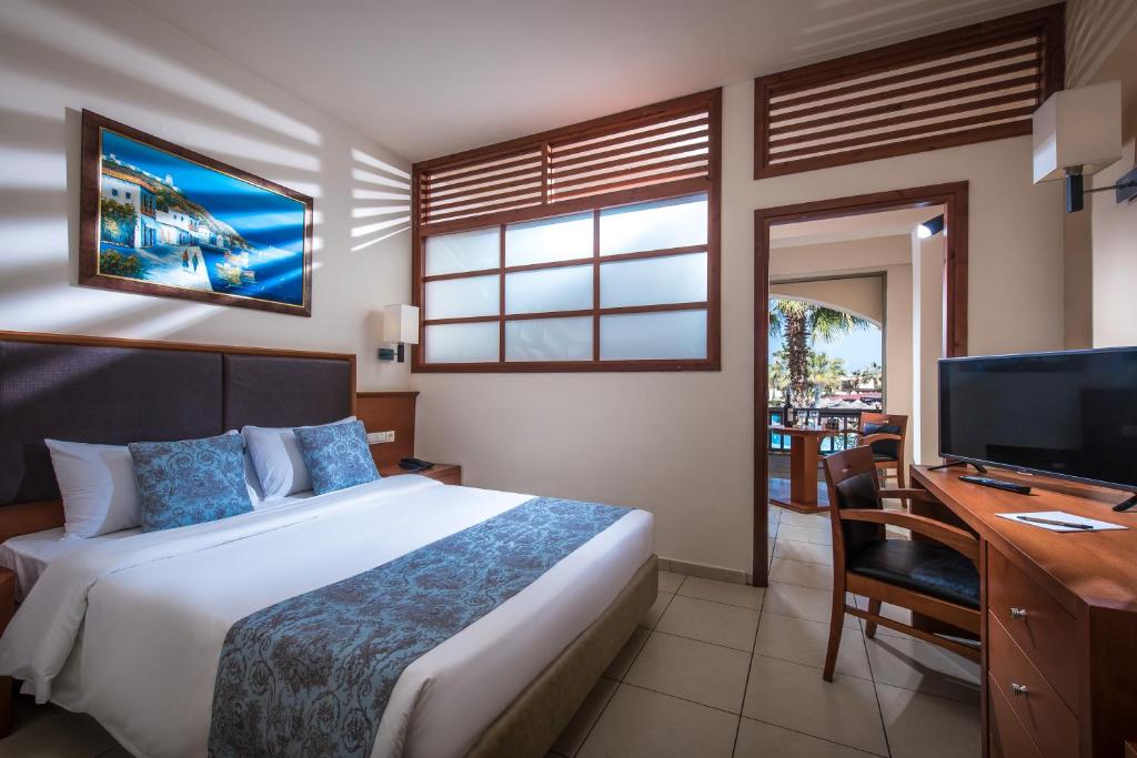 FAMILY ROOM 2 BEDROOM POOL VIEW