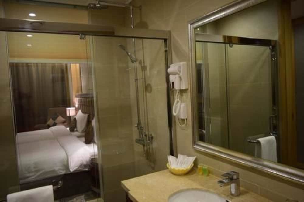 Royal Mountain Hotel 49/50