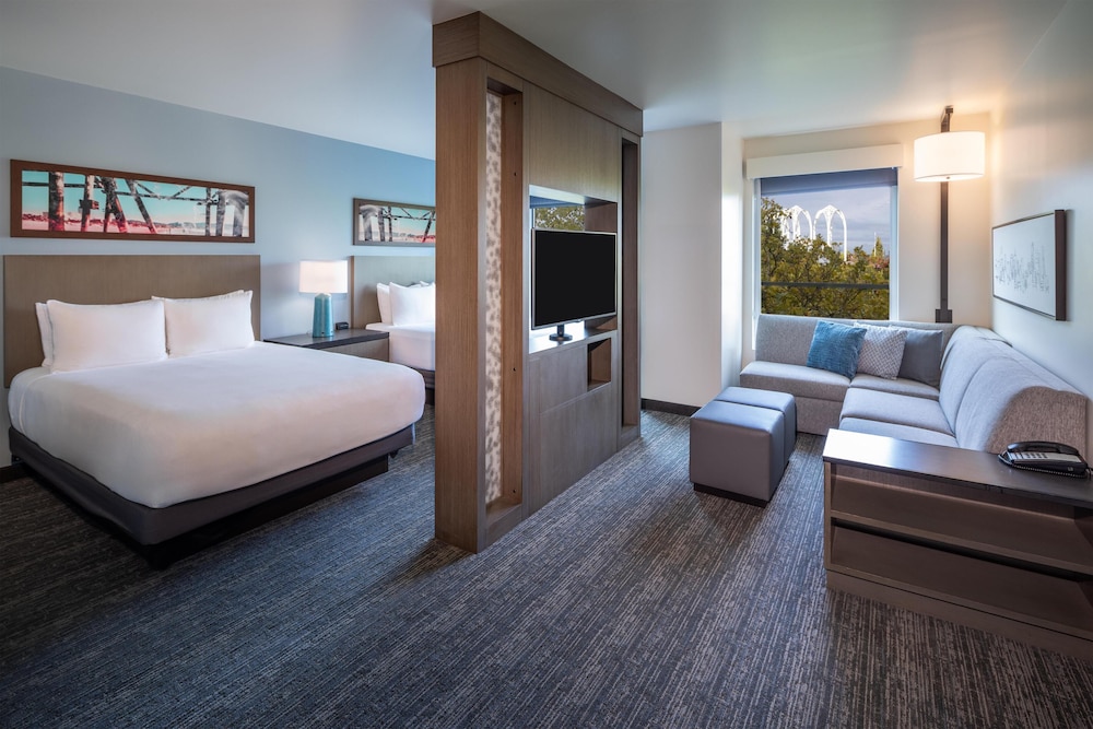 STUDIO, MULTIPLE BEDS, SPACE NEEDLE VIEW