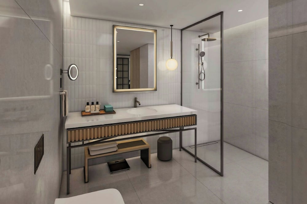 غرفة سيغنتشر بسريرين كوين بإطلالة على المدينة، Sheraton Bahrain Hotel 5/6