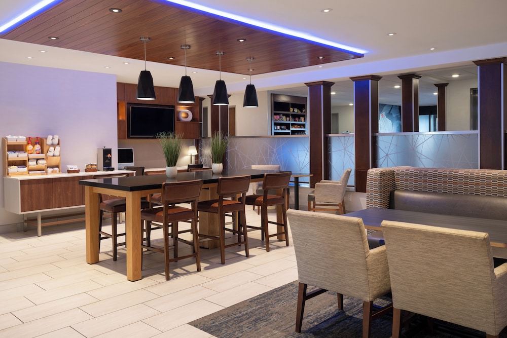 Holiday Inn Express Sheboygan-Kohler (I-43) 37/47
