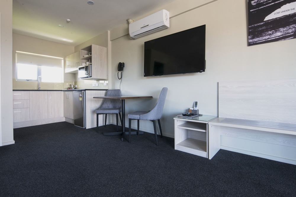 Ellerslie Palms Motel 56/68