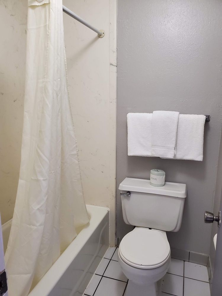 Americas Best Value Inn Wildersville 18/35