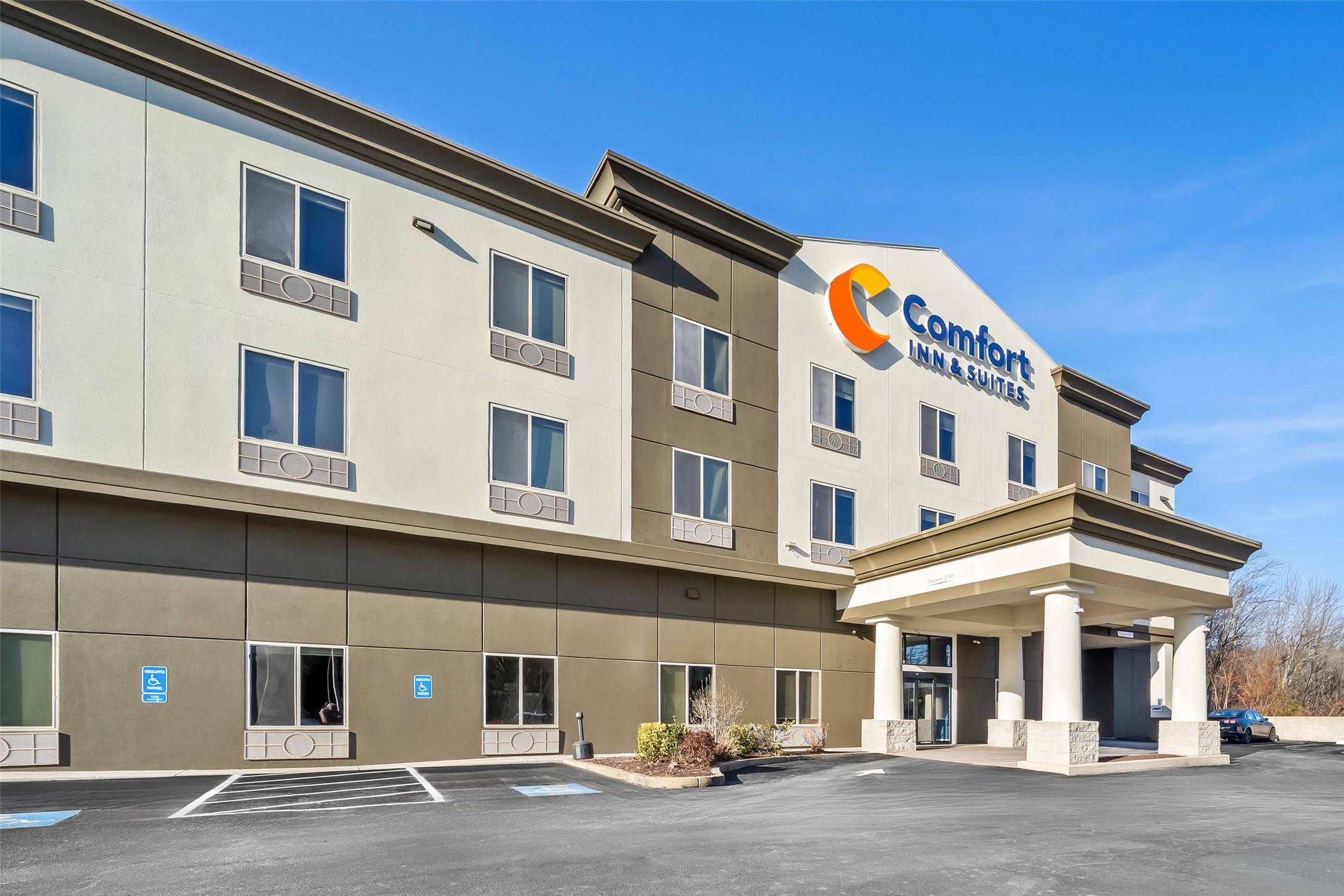 Comfort Inn & Suites Plainville-Foxboro 34/39