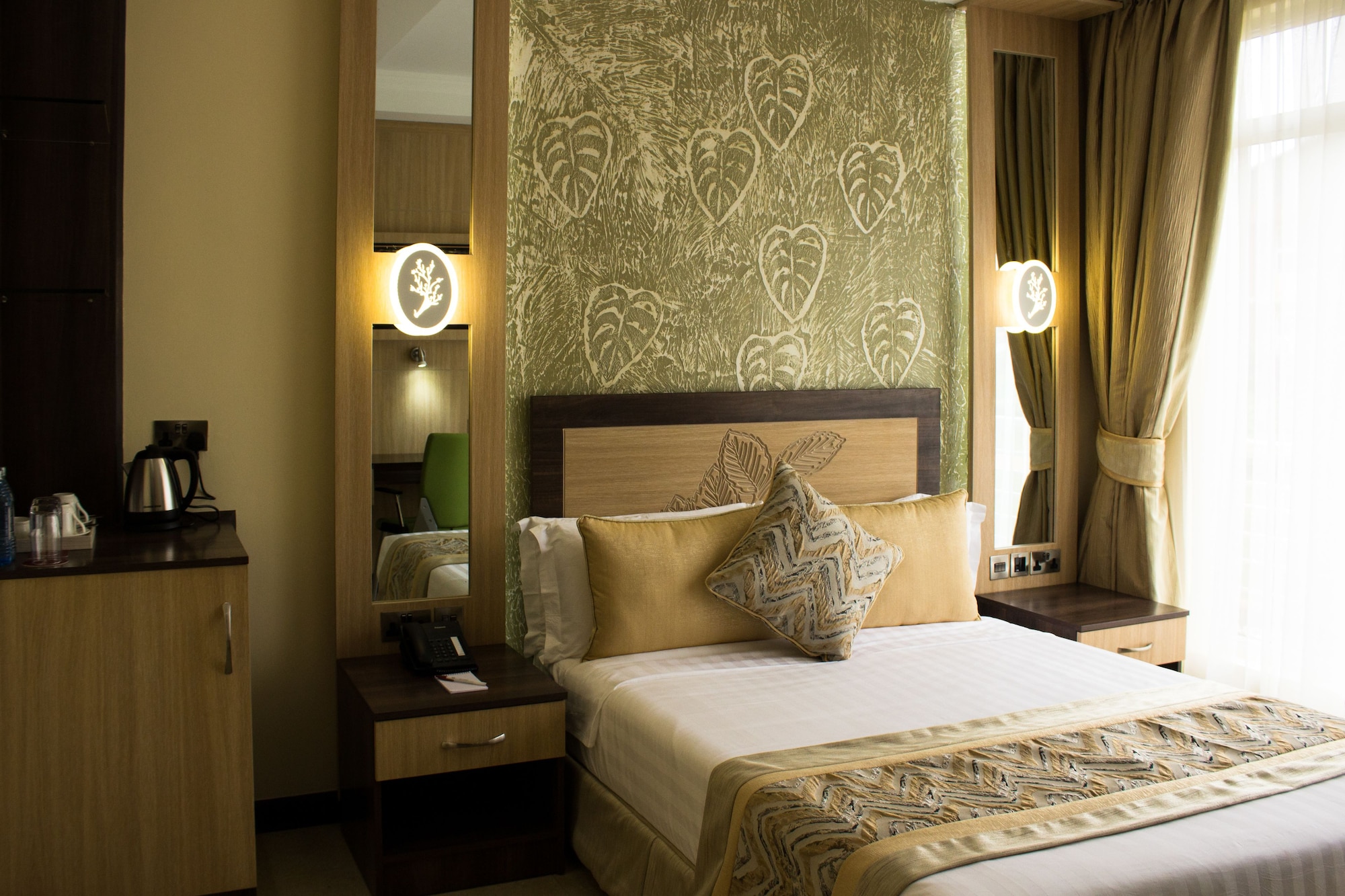 DELUXE, QUEEN BED